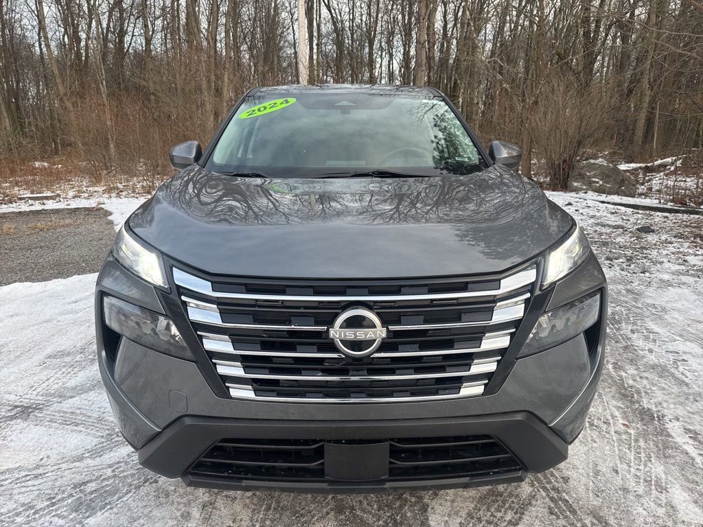 Used 2024 Nissan Rogue SV image 2