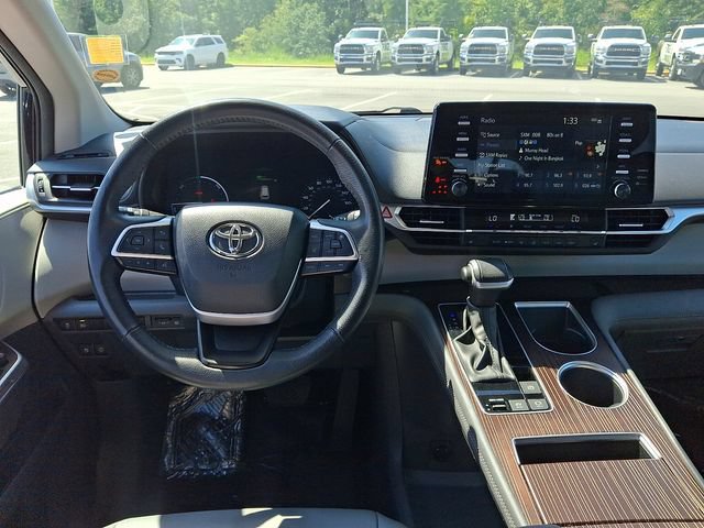 Used 2024 Toyota Sienna XLE FWD image 11