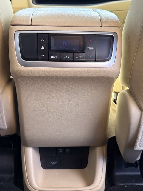 Used 2019 Toyota Highlander XLE w/ Carpet Mat Package (TMS) AWD/4WD image 10