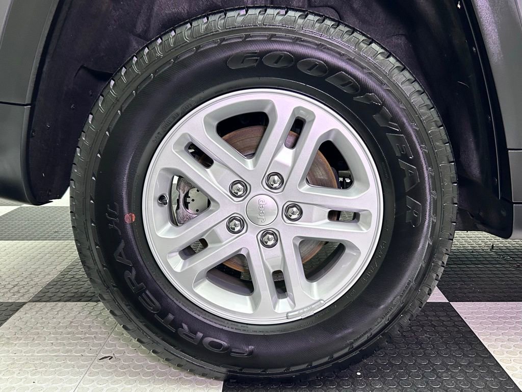 Used 2024 Jeep Grand Cherokee Laredo image 9