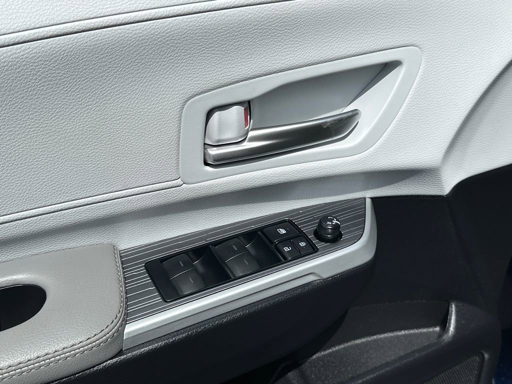 Used 2025 Toyota Sienna XLE image 18