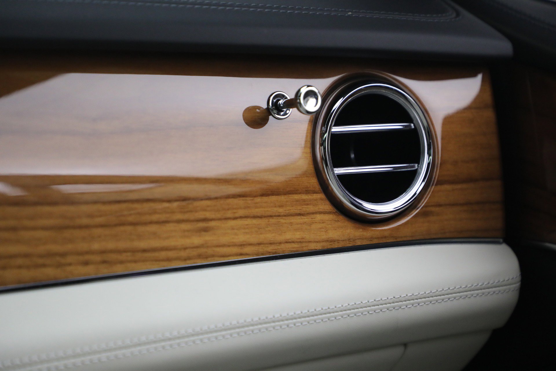 Used 2023 Bentley Bentayga image 32