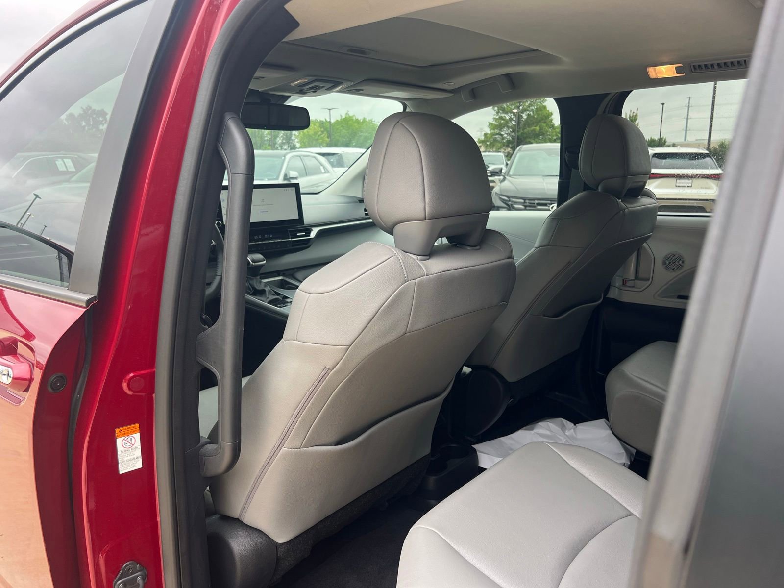 Used 2025 Toyota Sienna XLE FWD image 18