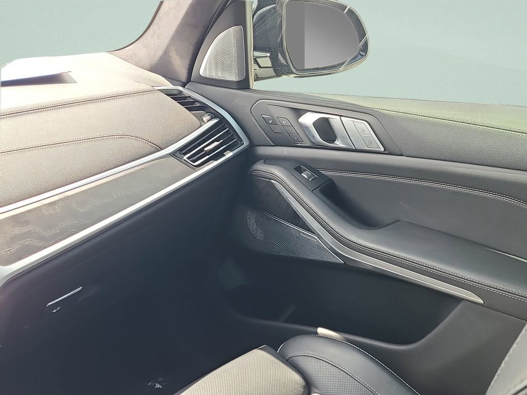 Used 2021 BMW X7 M50i w/ Dynamic Handling Package image 32