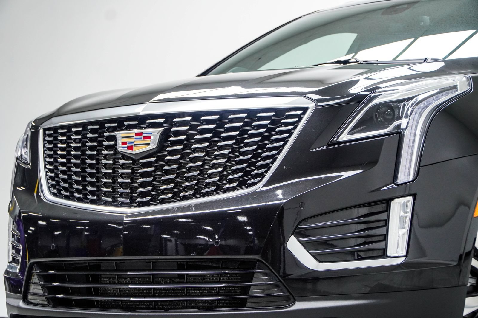 Used 2025 Cadillac XT5 Premium Luxury AWD/4WD image 2
