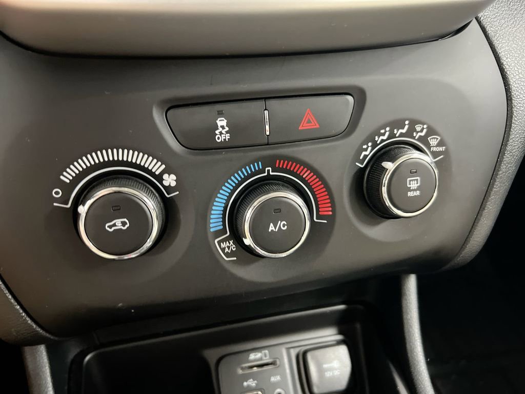 Used 2016 Jeep Cherokee Sport FWD image 18