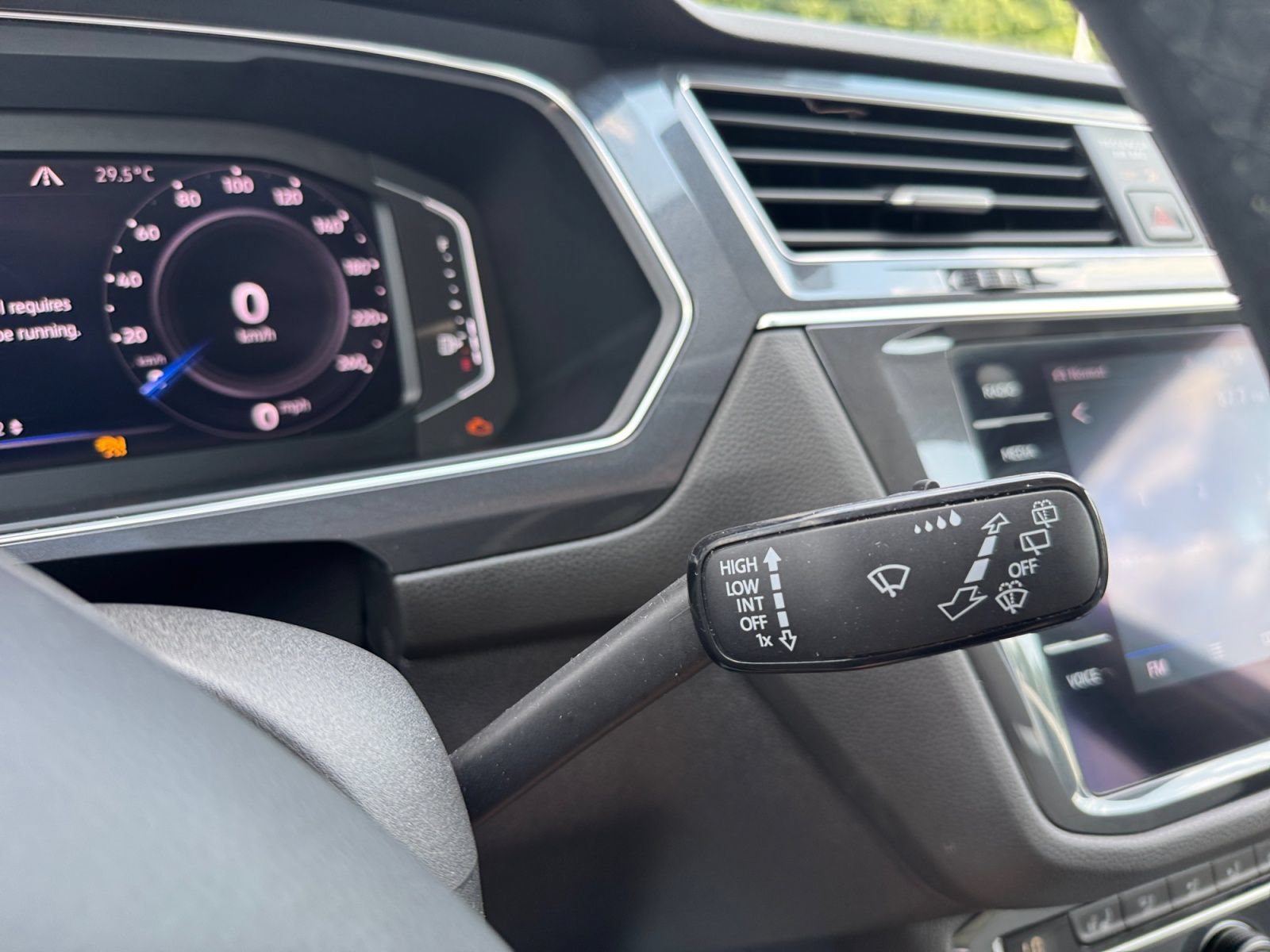 Used 2020 Volkswagen Tiguan SEL AWD/4WD image 19
