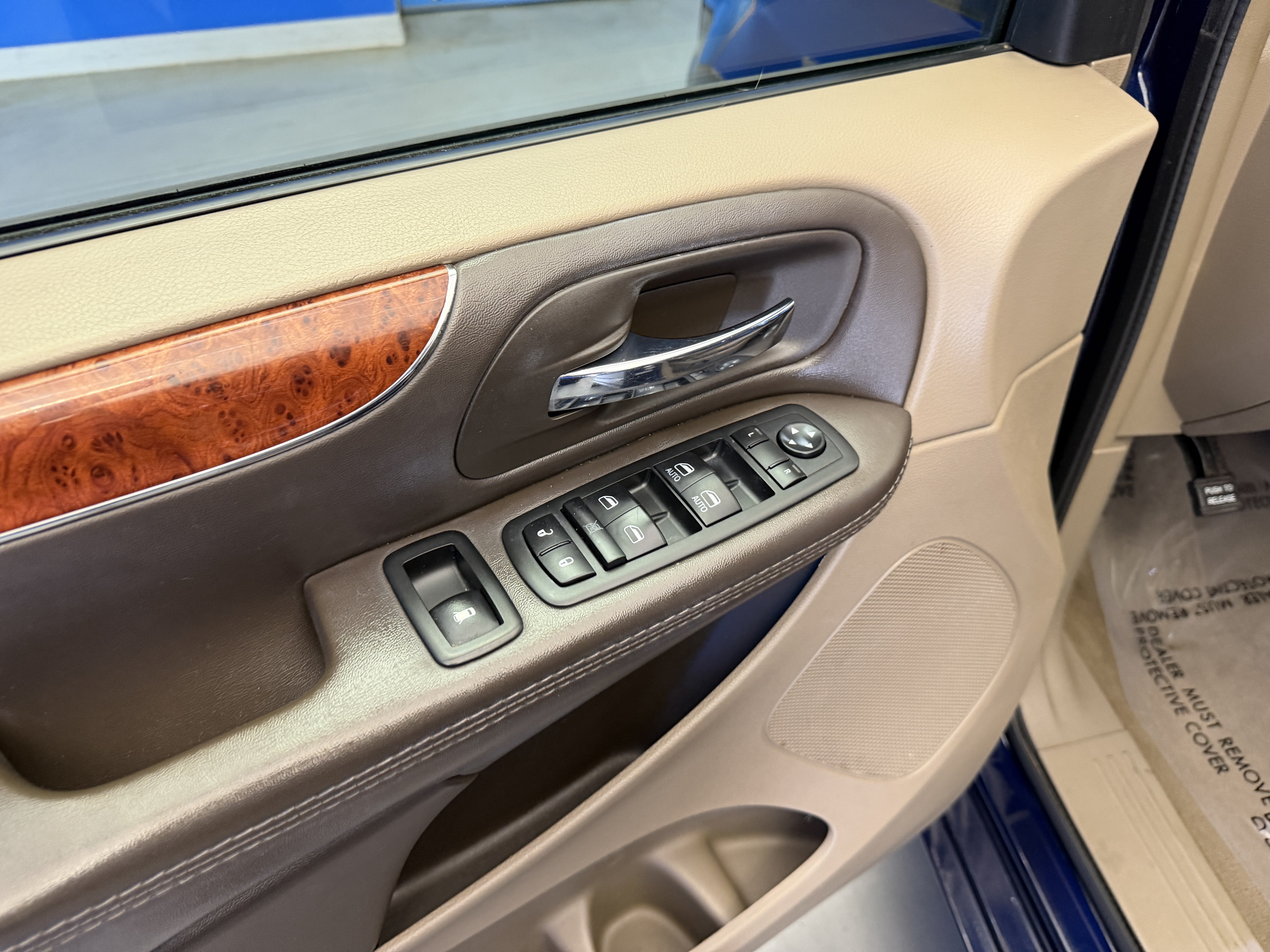 Used 2015 Chrysler Town & Country Touring w/ Driver Convenience Group FWD image 11