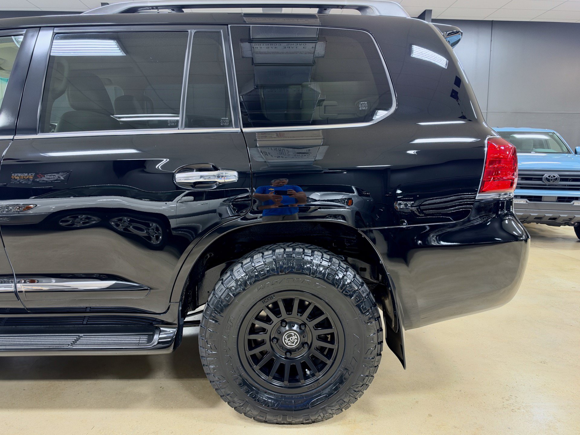 Used 2009 Lexus LX 570 4WD w/ Preferred Accessory Pkg image 13