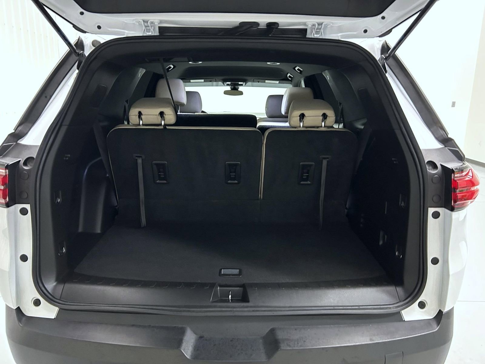 Used 2023 Chevrolet Traverse LS image 22