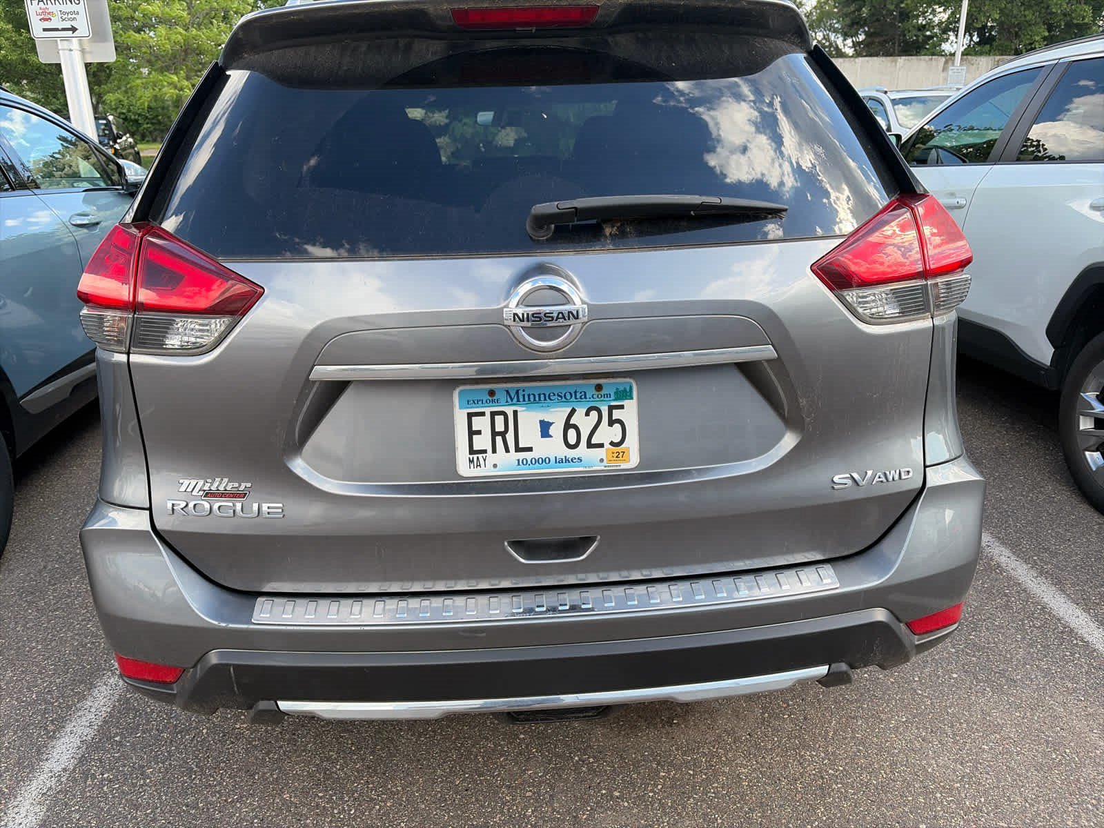Used 2017 Nissan Rogue SV w/ SV Premium Package AWD/4WD image 4