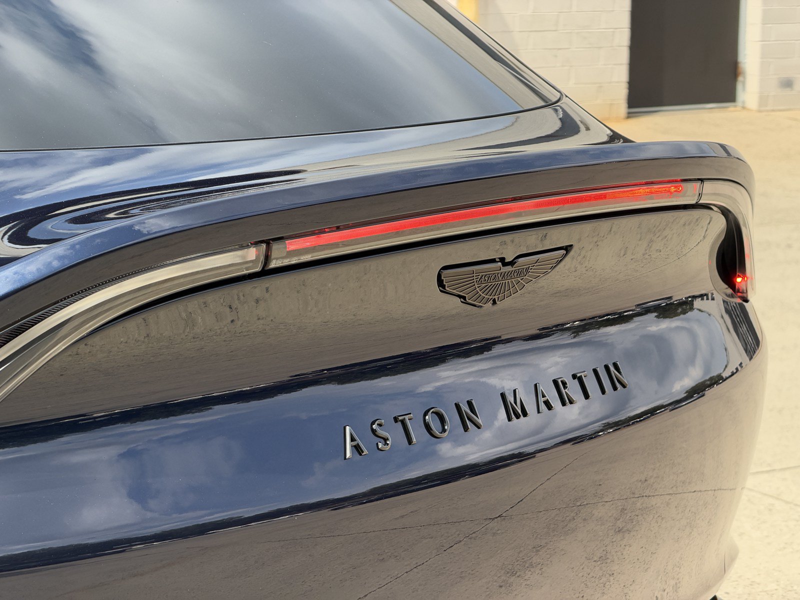 Used 2021 Aston Martin DBX AWD/4WD image 8