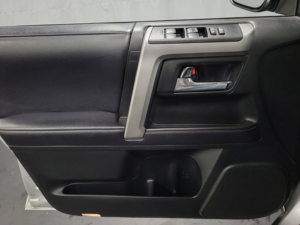 Used 2020 Toyota 4Runner SR5 AWD/4WD image 23