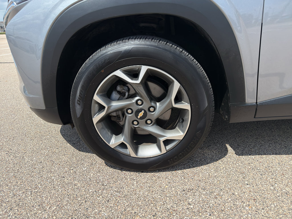Used 2025 Chevrolet Trax LT FWD image 8