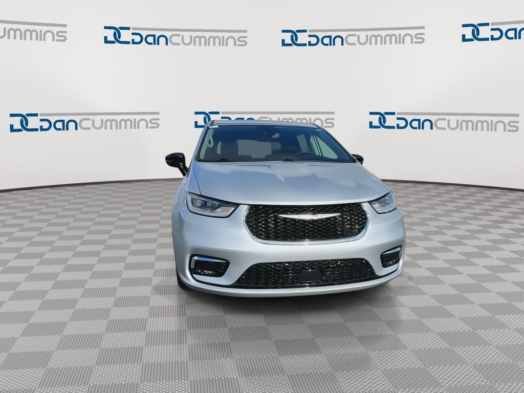 Used 2024 Chrysler Pacifica Touring-L image 3