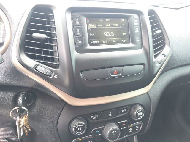 Used 2017 Jeep Cherokee Latitude FWD image 12