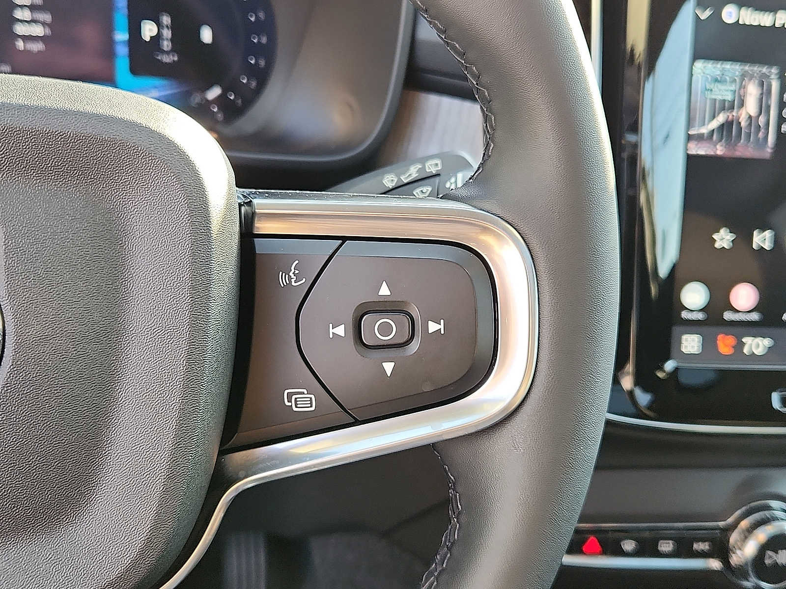 Certified 2023 Volvo XC40 B4 Plus w/ Driver Assist Package image 21