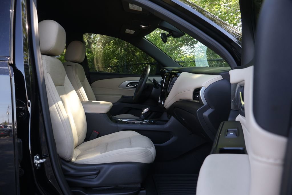 Used 2023 Chevrolet Traverse LS w/ Midnight/Sport Edition FWD image 39