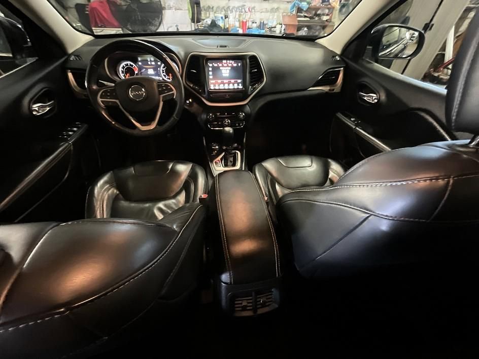 Used 2017 Jeep Cherokee Limited AWD/4WD image 3