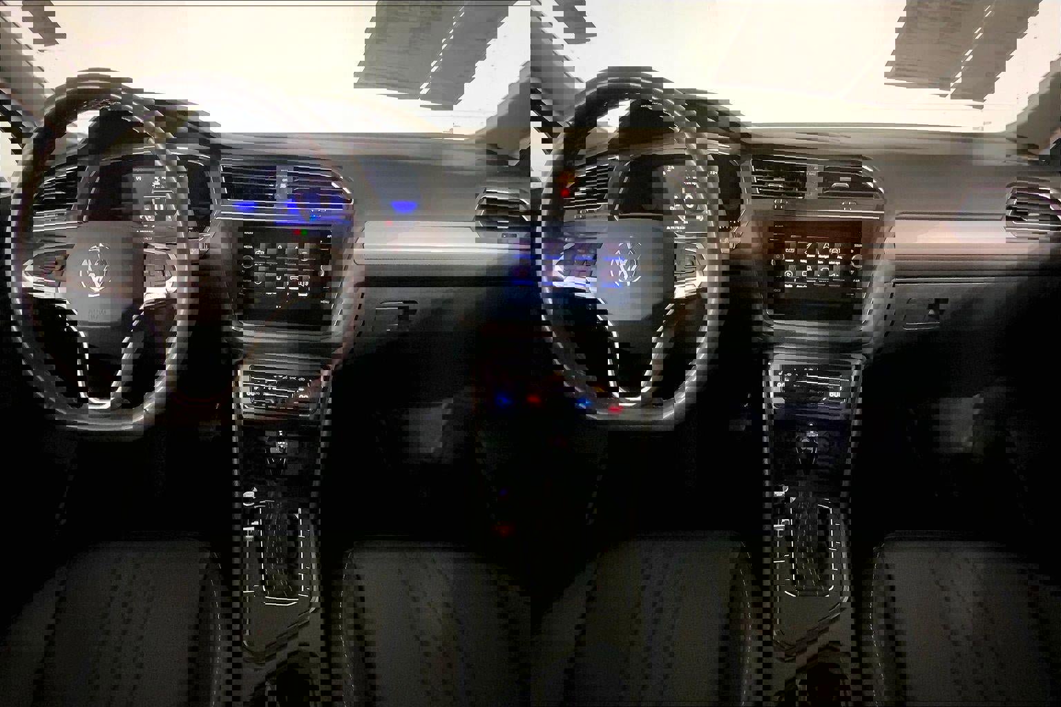 Used 2023 Volkswagen Tiguan SE w/ Panoramic Sunroof Package image 15