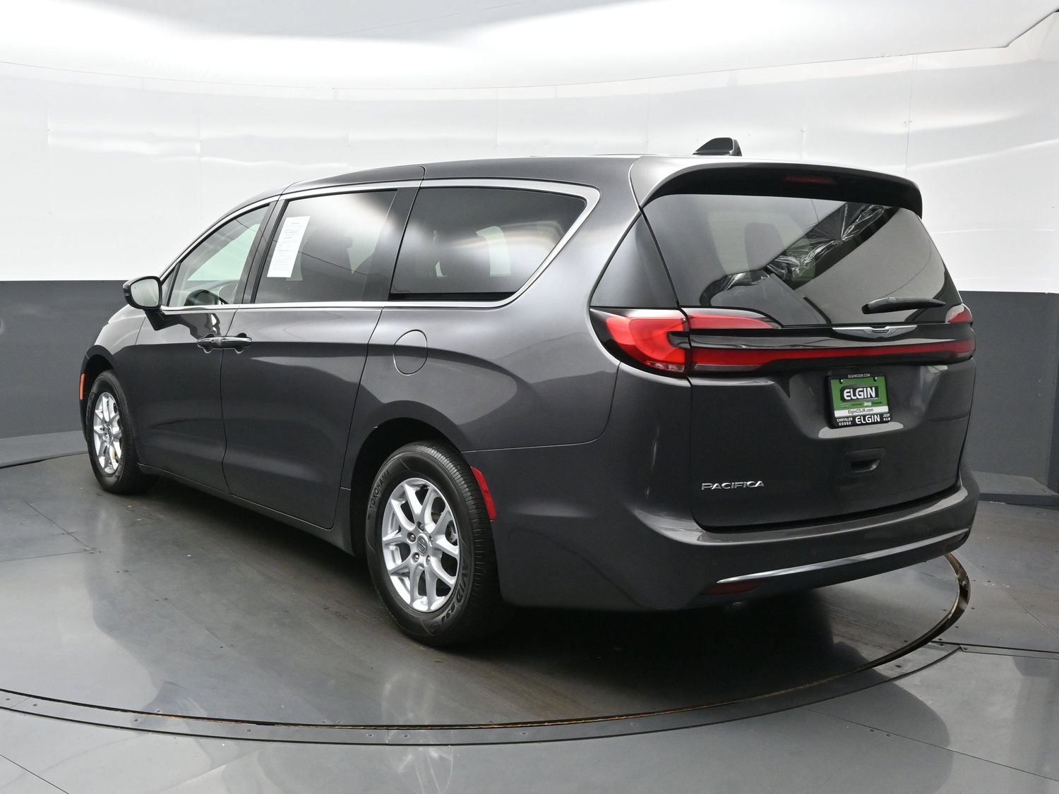 Used 2023 Chrysler Pacifica Touring-L FWD image 5