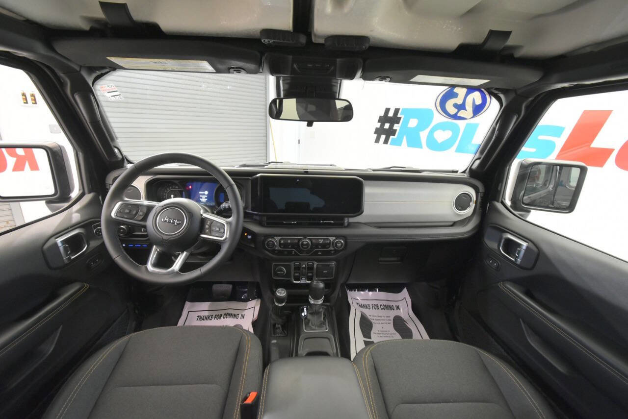 Used 2025 Jeep Wrangler Unlimited Sahara image 17