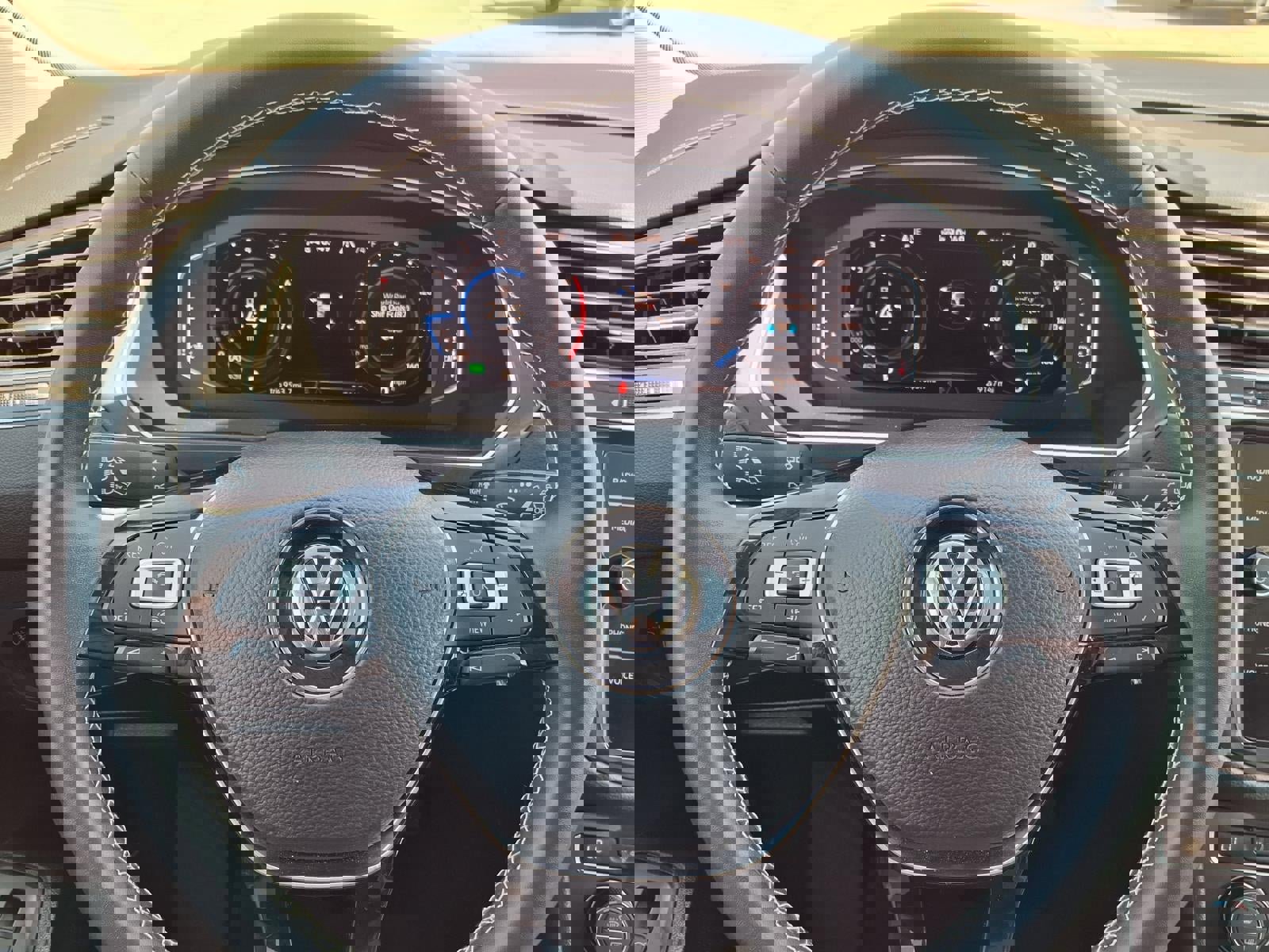 Used 2021 Volkswagen Tiguan SEL w/ 2-Row Tiguan MDO Package AWD/4WD image 14