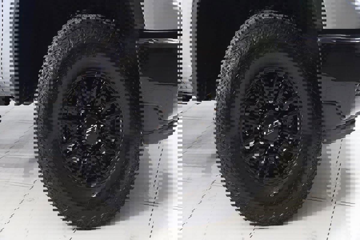 Used 2025 Chevrolet Silverado 2500 ZR2 image 16