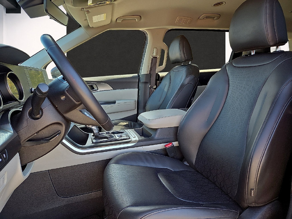Used 2024 Kia Carnival LX FWD image 13