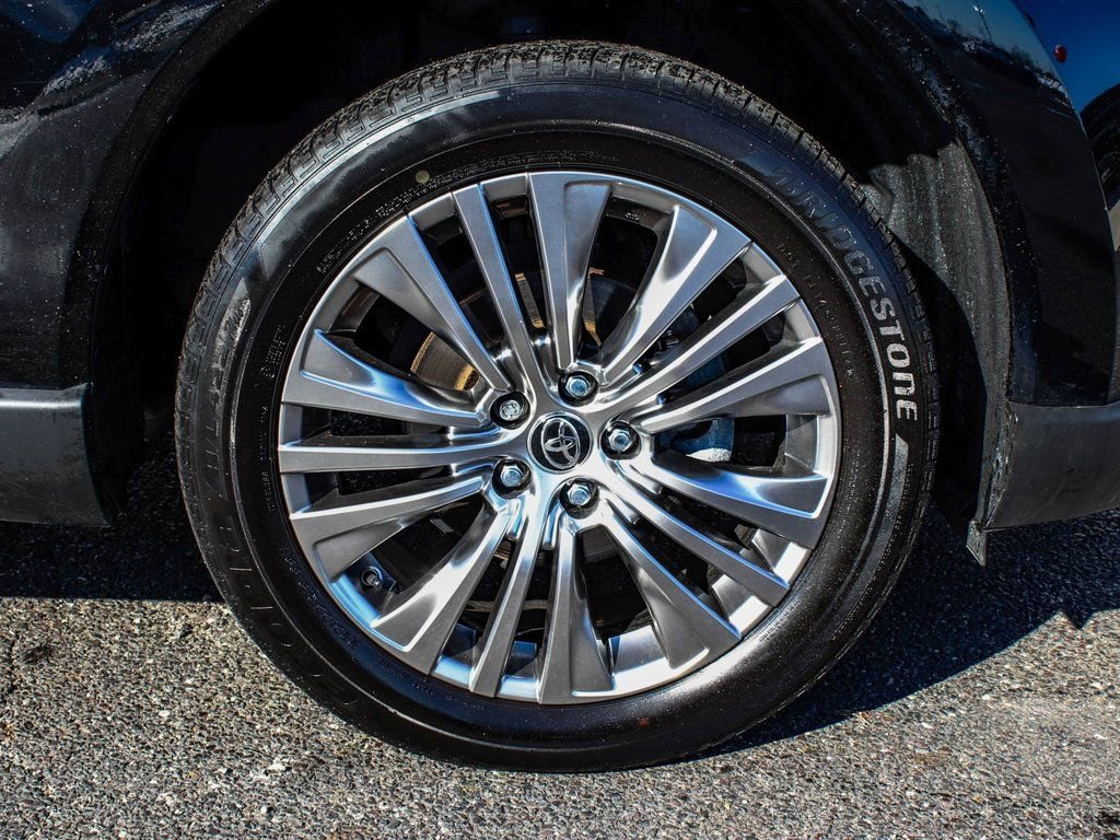 Used 2023 Toyota Venza XLE image 7