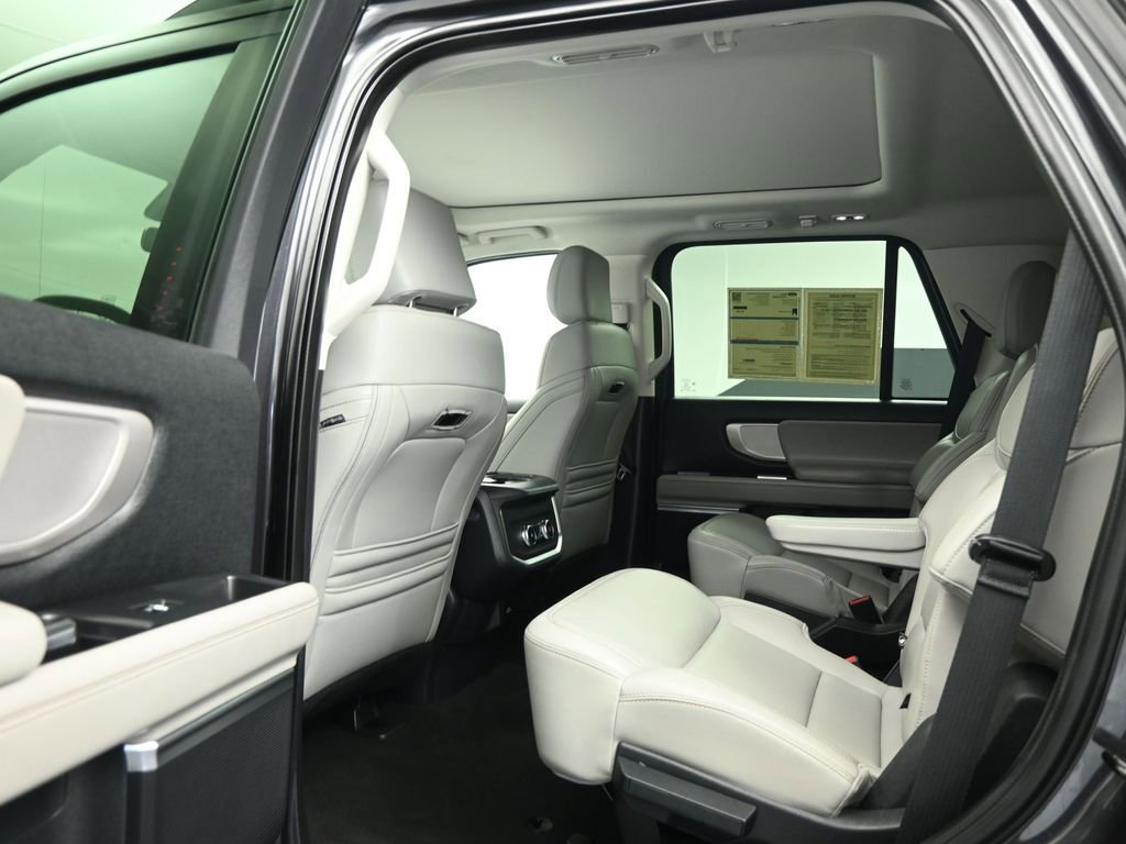 Certified 2025 Ford Expedition Active AWD/4WD image 18