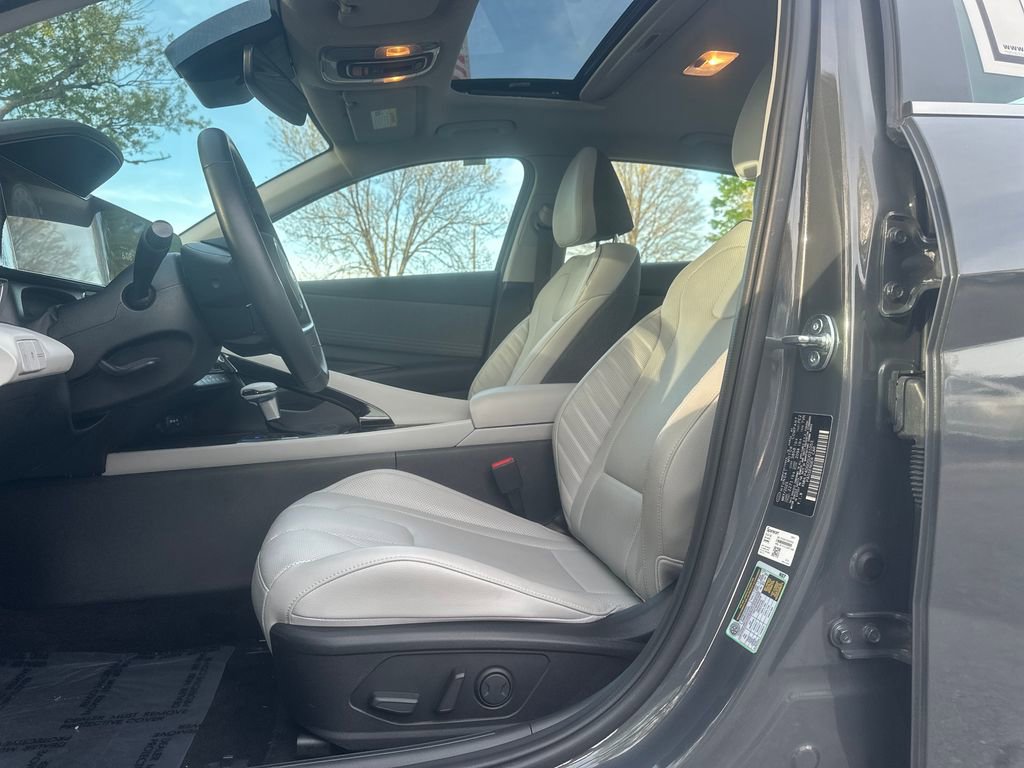 Used 2025 Hyundai Elantra Limited image 8