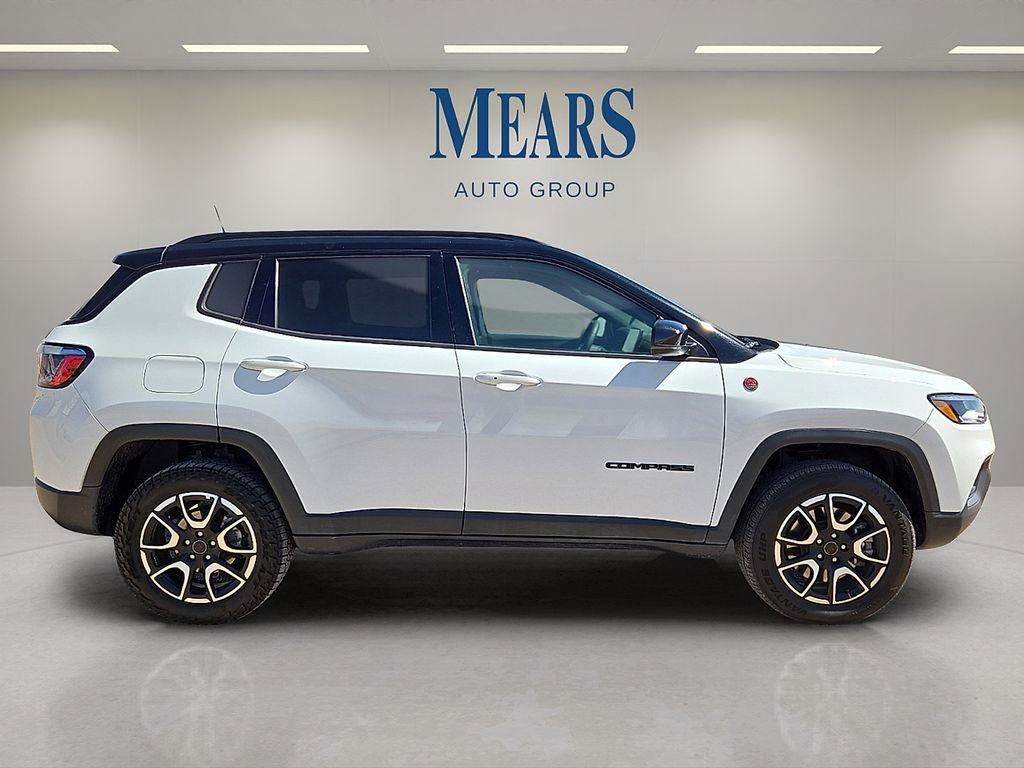 Used 2025 Jeep Compass Trailhawk AWD/4WD image 6