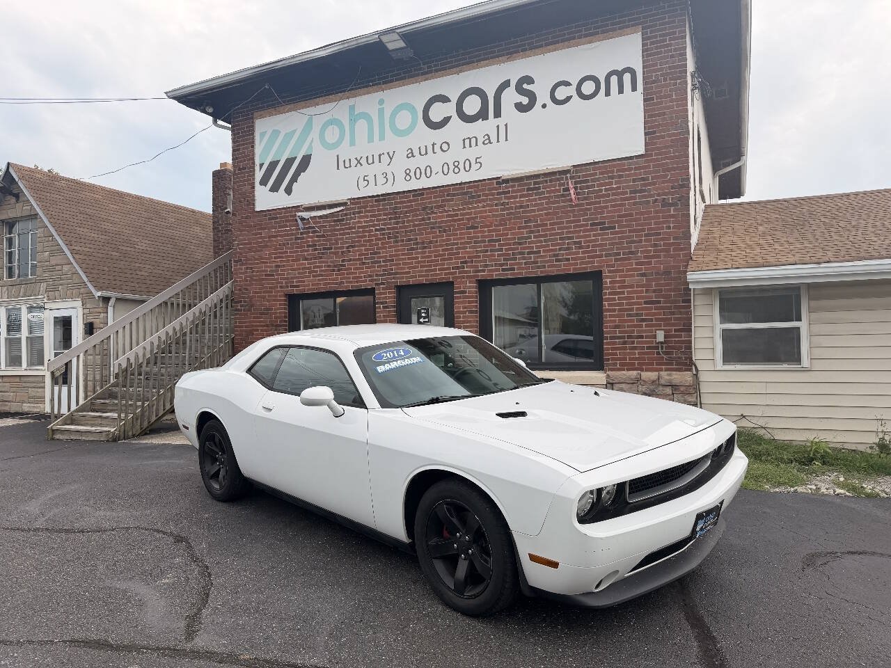 Used 2014 Dodge Challenger SXT RWD image 1