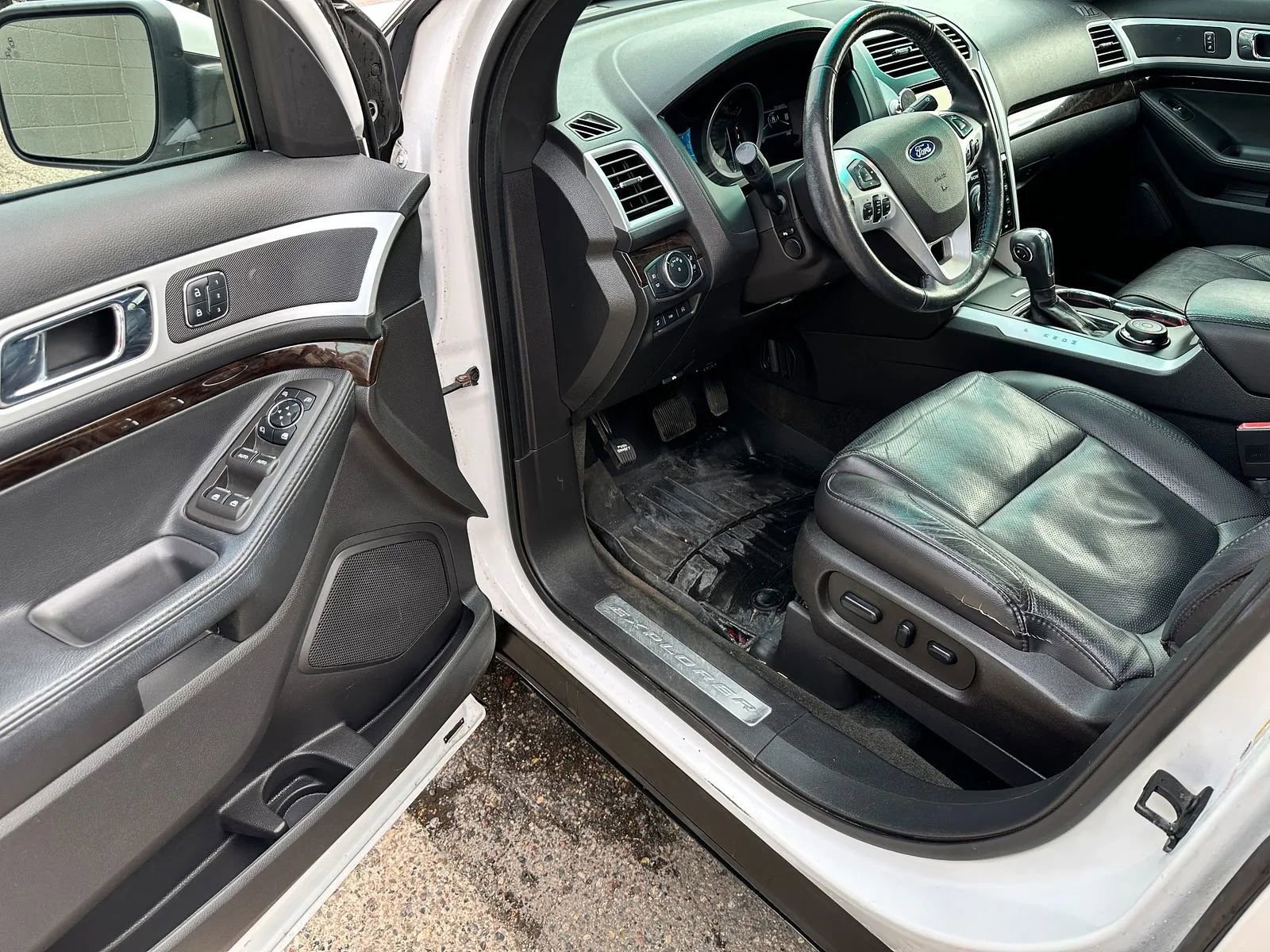Used 2015 Ford Explorer Limited w/ Equipment Group 302A AWD/4WD image 9