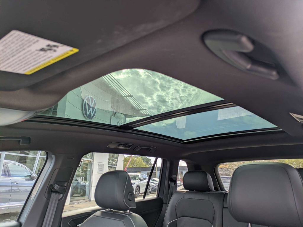 Certified 2023 Volkswagen Tiguan SEL R-Line image 30