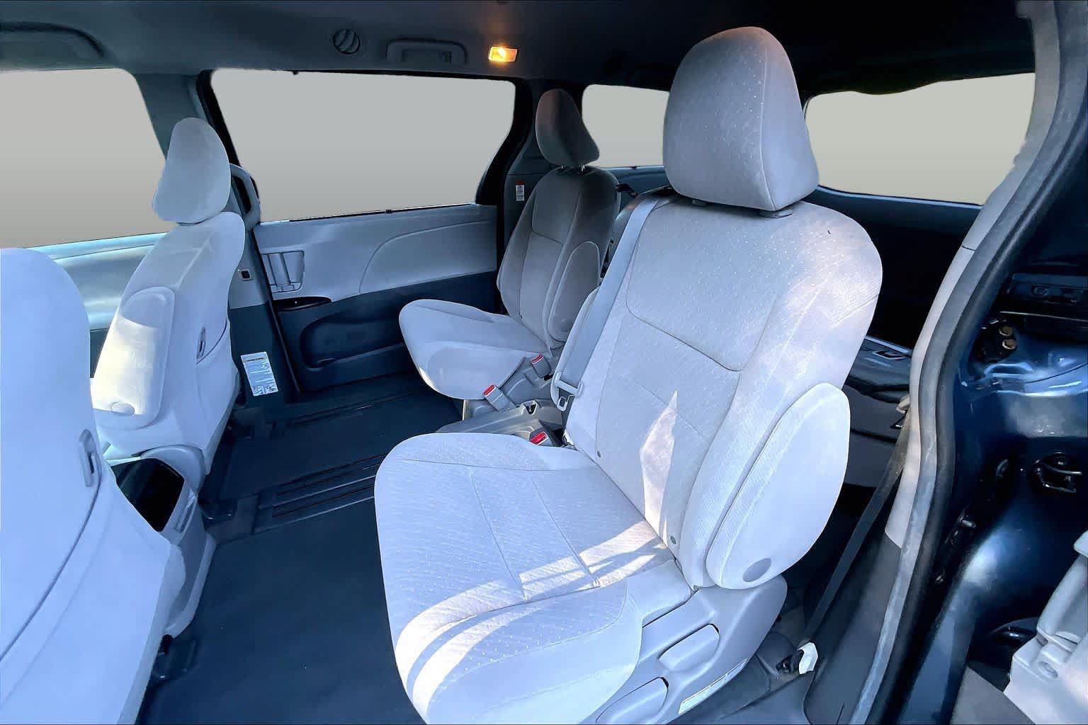 Used 2017 Toyota Sienna LE FWD image 19