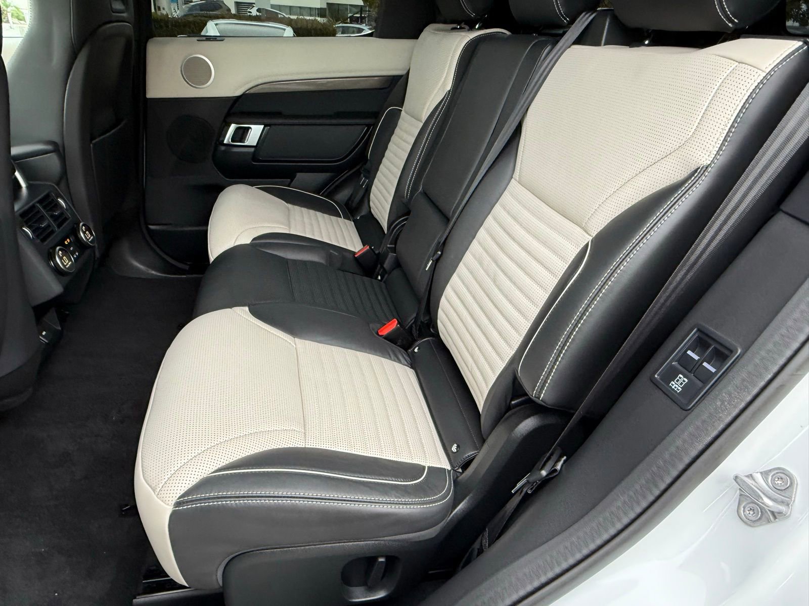 Used 2023 Land Rover Discovery Metropolitan Edition image 33