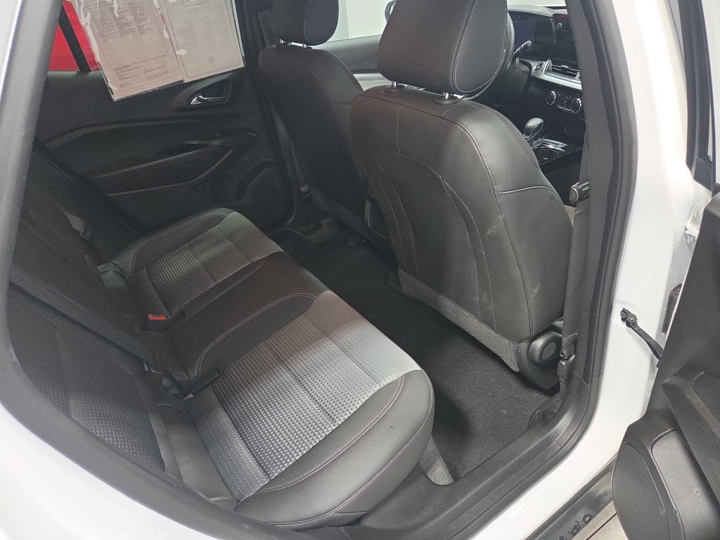 Used 2025 Chevrolet Trax LT w/ LT Convenience Package FWD image 16