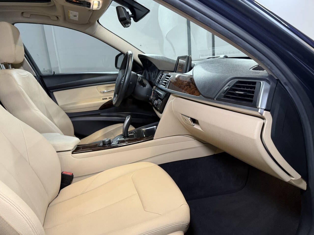 Used 2017 BMW 320i xDrive Sedan AWD/4WD image 7