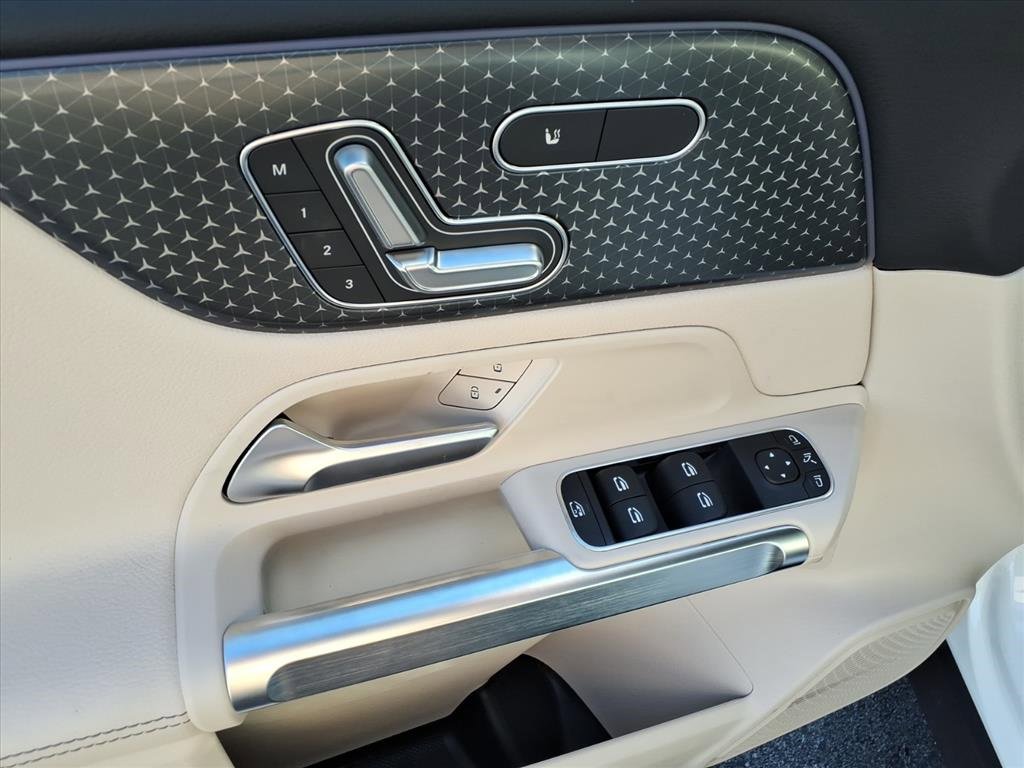 New 2025 Mercedes-Benz GLB 250 4MATIC image 12