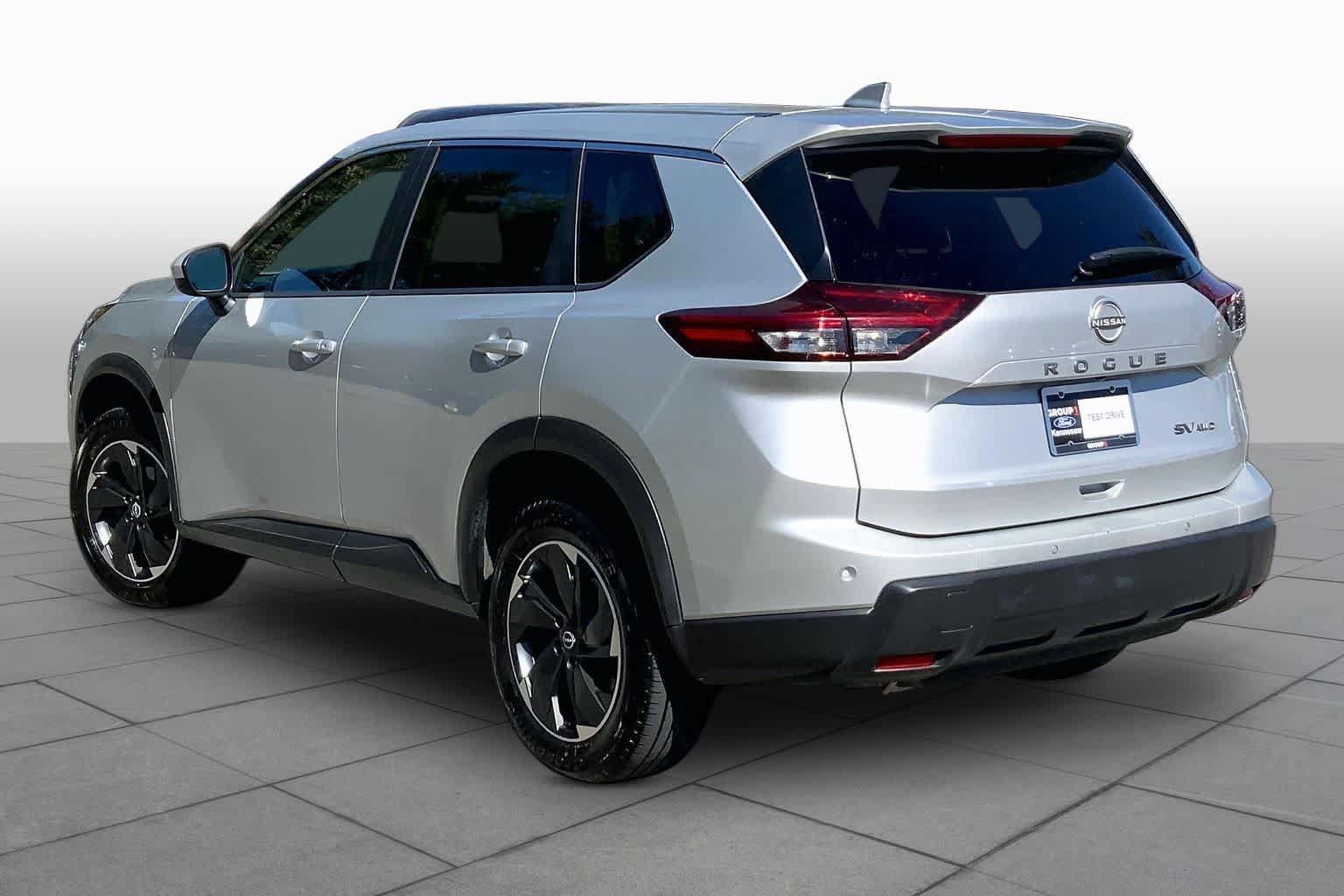Used 2024 Nissan Rogue SV AWD/4WD image 12