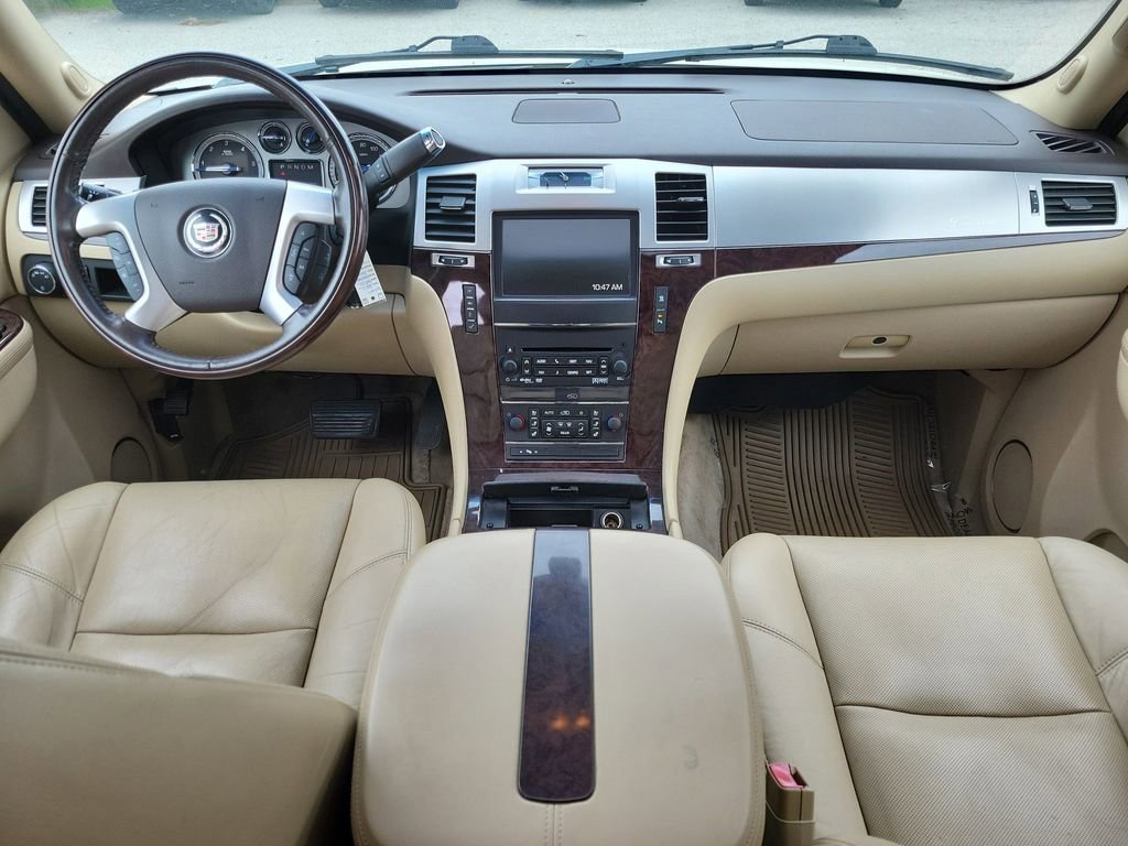 Used 2011 Cadillac Escalade Luxury AWD/4WD image 13