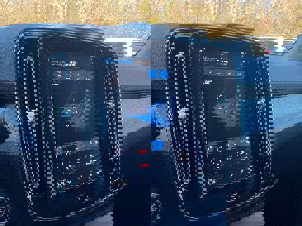 Certified 2023 Volvo XC40 B5 Ultimate w/ Protection Package Premier image 21