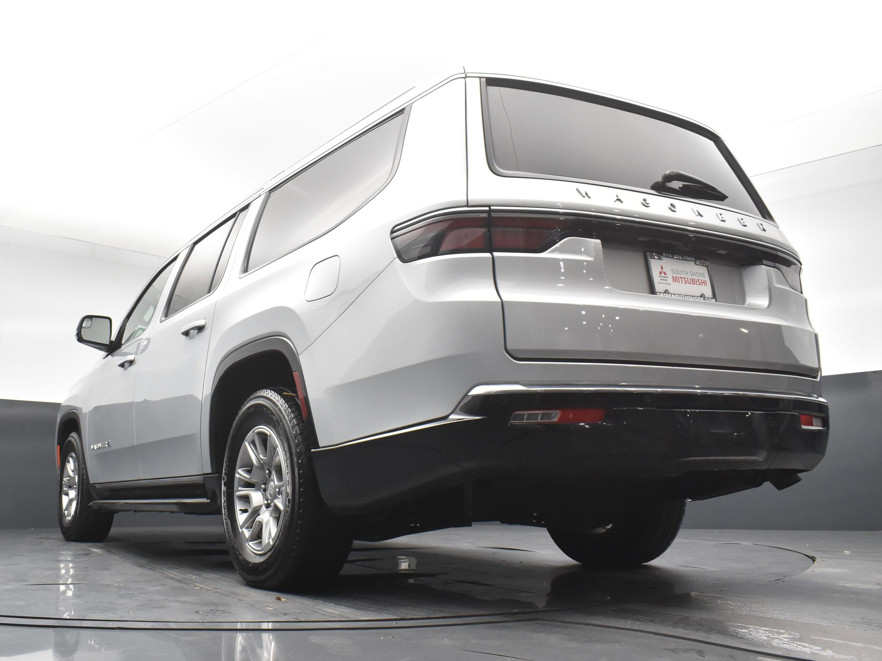 Used 2024 Jeep Wagoneer L 4WD image 27