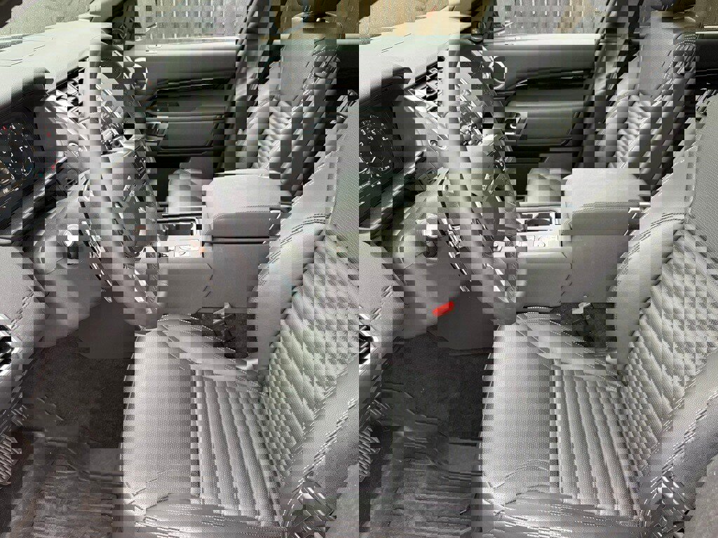 Certified 2025 Land Rover Discovery S image 11