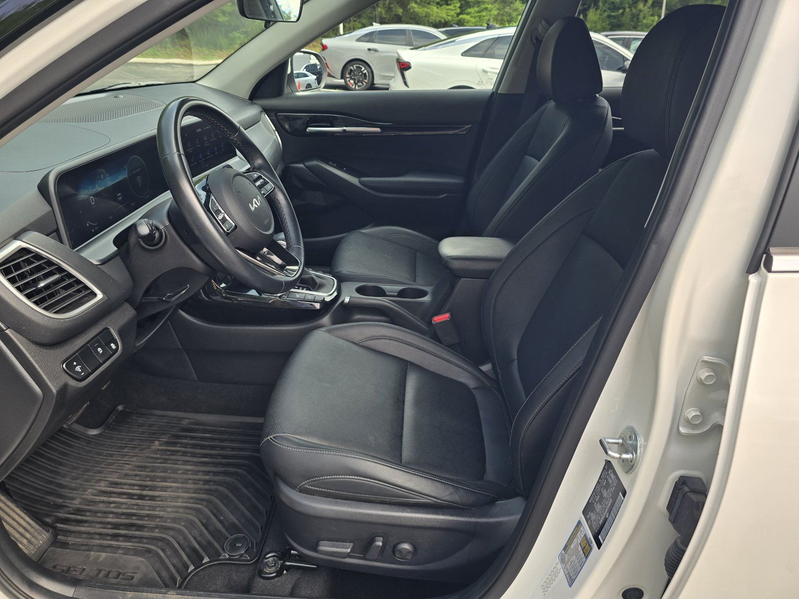 Used 2024 Kia Seltos EX FWD image 11