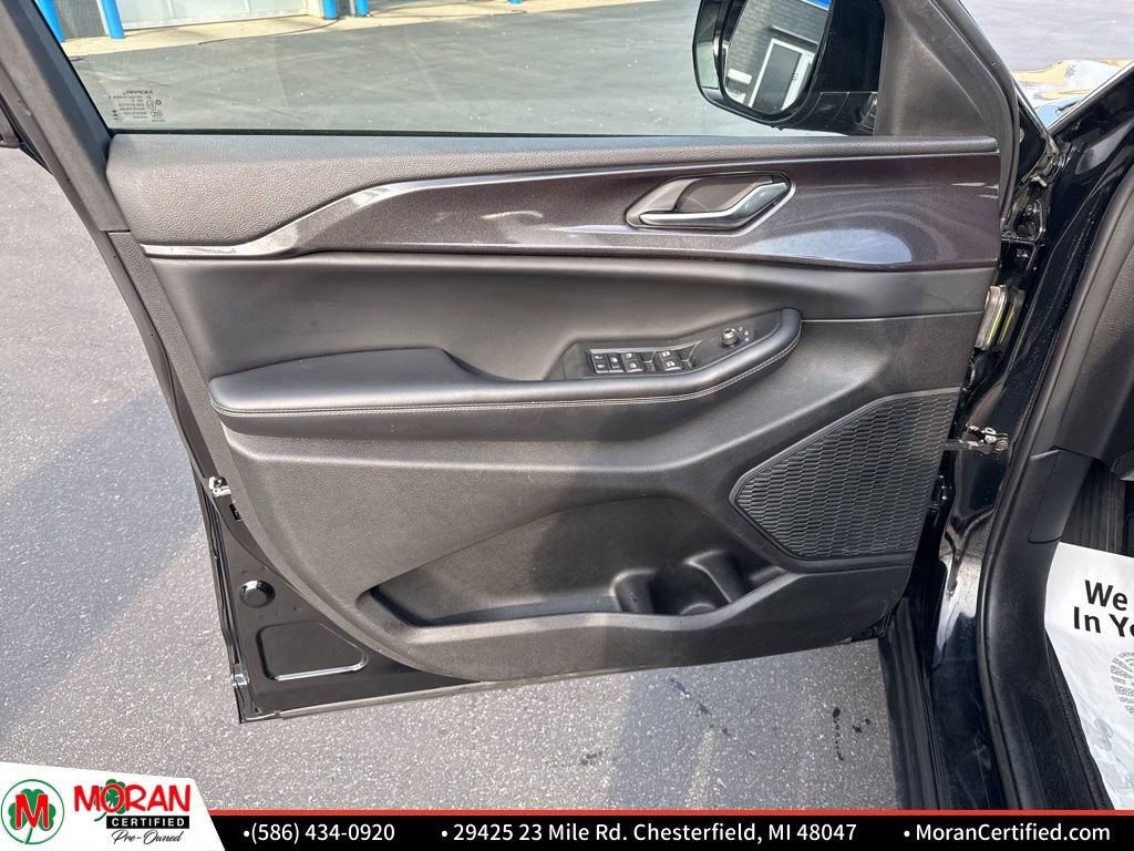 Used 2023 Jeep Grand Cherokee Altitude image 9