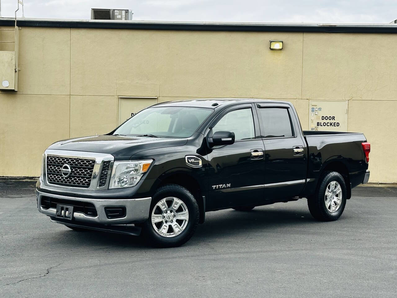 Used 2017 Nissan Titan SV AWD/4WD image 4