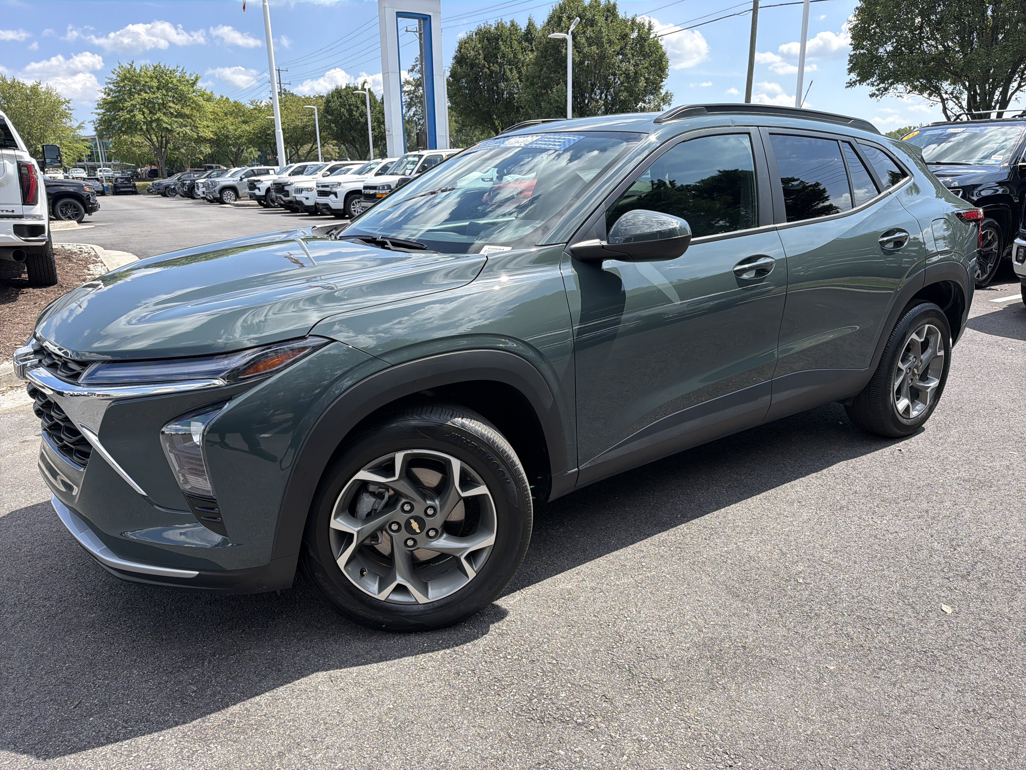 Used 2025 Chevrolet Trax LT FWD image 5